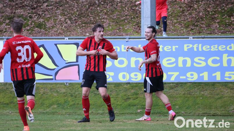 Zweifachtorschütze David Bezdicka (rechts) und Nico Argauer (daneben) sorgten für die Oberwildenauer Treffer. Bild: Dieter Jäschke