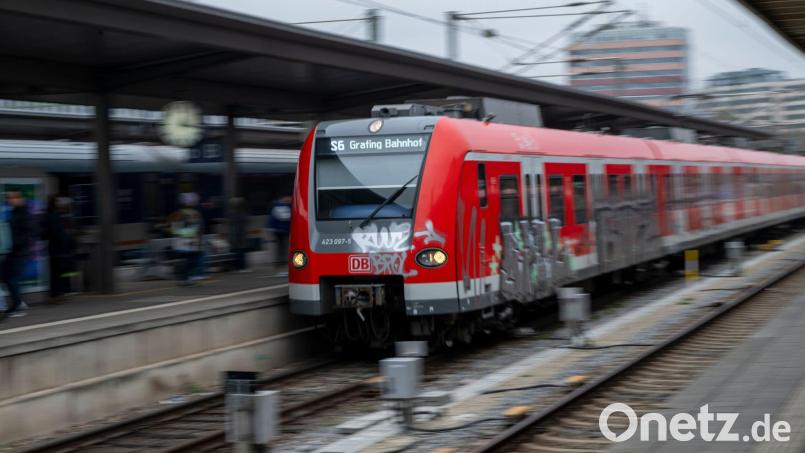 Künftig sollen Fahrgäste von Wasserburg bis München durchgängig mit der S-Bahn fahren. Der bisherige Umstieg in Ebersberg entfällt. (Symbolbild) Bild: Peter Kneffel/dpa