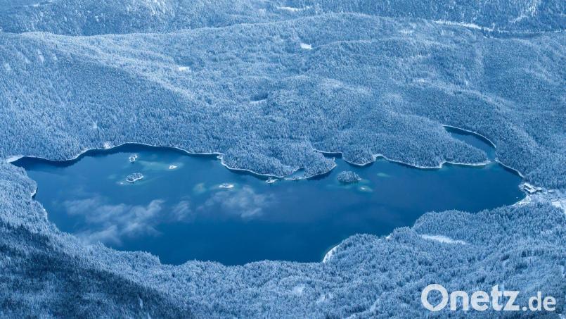 Der Eibsee ist im Winter oft zugefroren. (Symbolbild) Bild: Peter Kneffel/dpa
