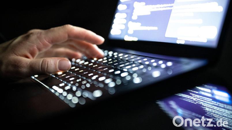 In der Industrie war der Studie zufolge 2025 etwa jede achte Firma von Cyberangriffen betroffen. (Symbolbild) Bild: Philip Dulian/dpa