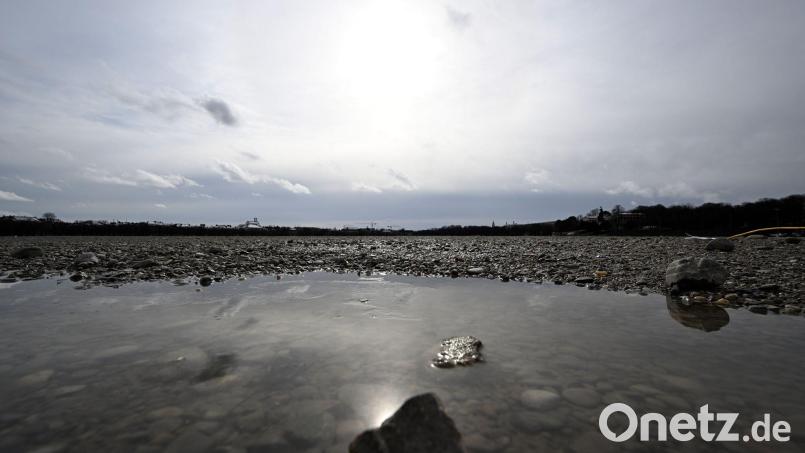Am Sonntag wird es überwiegend bewölkt sein. Zeitweise kann es leicht regnen. (Symbolbild) Bild: Felix Hörhager/dpa