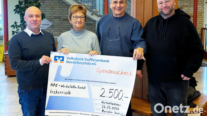 Spenden statt Geschenke: Steven Erfmann, Vertriebsleiter der Firma Bergler (l.) und Prokurist Florian Eder (r.) überreichten an die stellvertretende HPZ-Vorstandsvorsitzende Brigitte Kraus (2. v. l.) und an Aufsichtsrat Max Hohlrüther (2. v. r.) den Spendenscheck über 2500 Euro. Bild: Petra Kummer