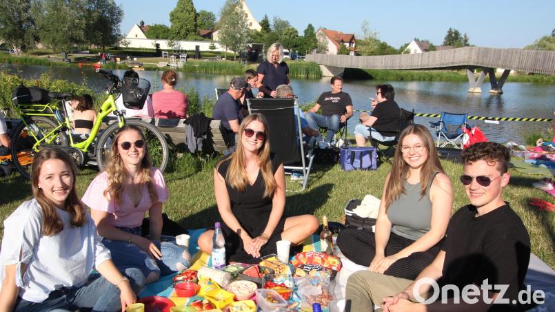 Was kann es Schöneres geben, als im Rahmen des Musiksommers im Fischhofpark zu picknicken? Der Kultursommer 2026 startet am 12. Juni. Archivbild: Konrad Rosner