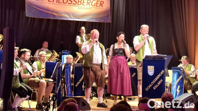 Beste Stimmung verbreitete die Blaskapelle „Schlossberger“ mit ihrem Gesangstrio (von rechts) Norbert Roßmann, Lisa Grießl und Rudi Salomon. Bild: gz