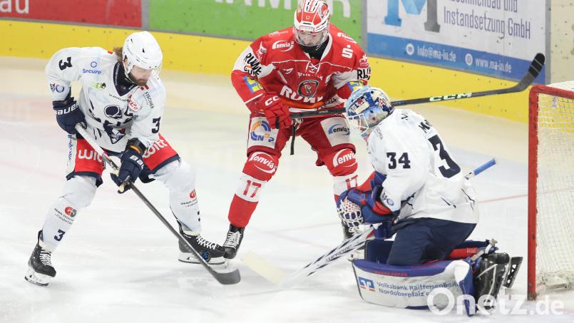 Weidens Kapitän Tommy Muck (links) und Goalie Michael McNiven (rechts) verteidigen gegen Ladislav Zikmund von den Eispiraten Crimmitschau. Die Weidener verloren das Auswärtsspiel am Sonntagabend mit 2:5. Bild: Thomas Heide