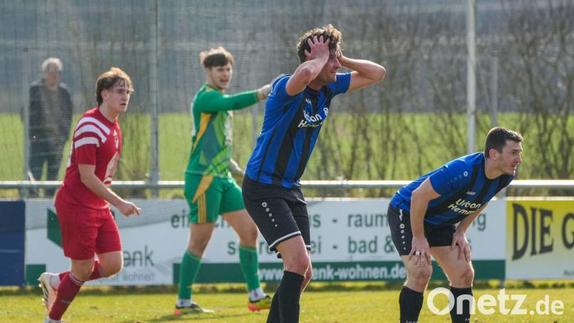 Es war für Josef Rodler (vorne) und Co. zum Haare raufen: Der Ball wollte am Samstag nicht ins gegnerische Tor, zudem verweigerte der Schiedsrichter den Weidenern einen möglichen Foulelfmeter. Rodler zeigt sich auf dem Bild fassungslos über die Entscheidung. Bild: Salvatore Giurdanella