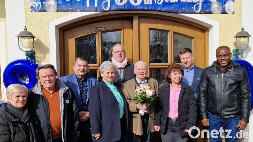 Sichtlich wohl fühlt sich der Jubilar (Mitte) inmitten der Gratulanten zum runden Neunziger. Bild: mab