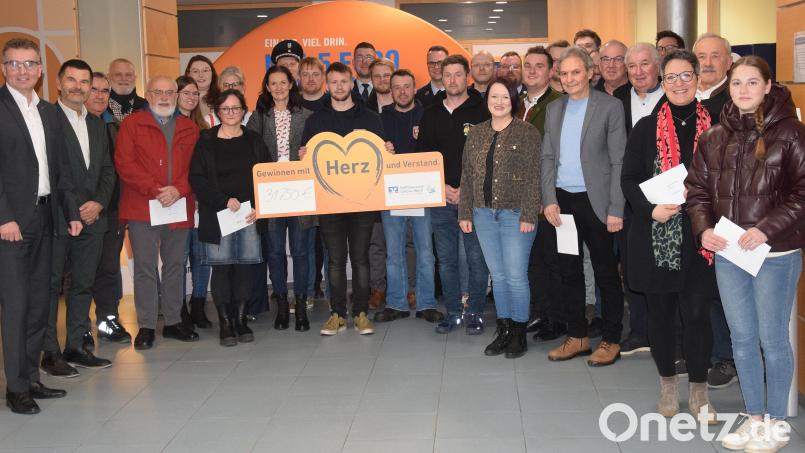 Mit fünf Euro waren sie alle dabei - aus dem Raiffeisen-Gewinnsparen überreichten die Vorstände der Raiffeisenbank Unteres Vilstal Karl Schlagbauer und Michael Doblinger (von links) 31.750 Euro Spendengelder an verschiedene Vereine und Institutionen aus dem Genossenschaftsgebiet. Bild: bö