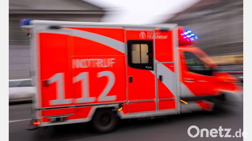Der Rettungsdienst wird bei seinem Einsatz von Schaulustigen gestört. (Symbolbild) Bild: Monika Skolimowska/dpa