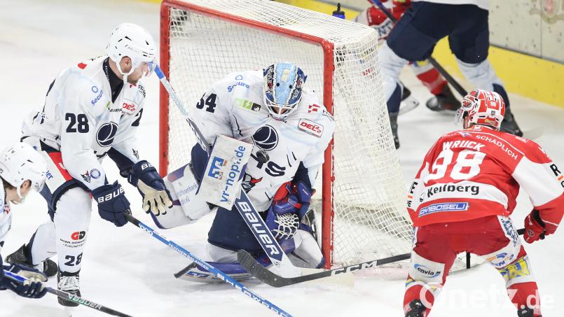 Eine Schlüsselfigur der beiden Niederlagen der Blue Devils Weiden am vergangenen Wochenende: Der kanadische Goalie Michael McNiven (Mitte). Auch bei der Auswärtsniederlage in Crimmitschau leistete er sich einen folgenschweren Patzer. Bild: Thomas Heide