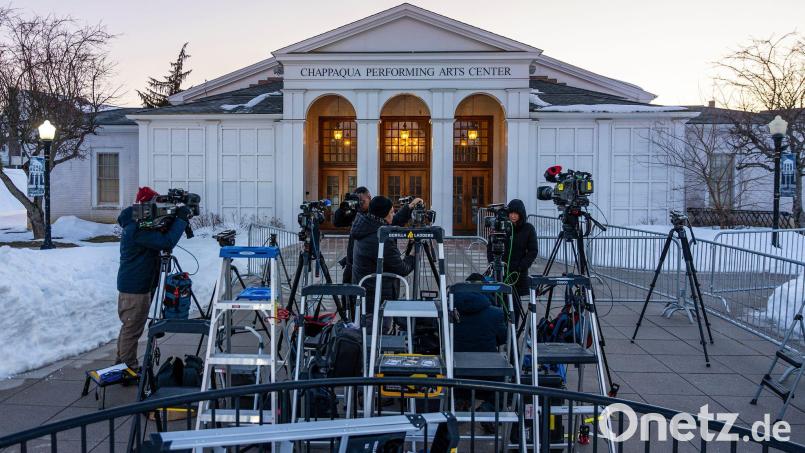 Die Clintons sagten hinter verschlossenen Türen im Chappaqua Performing Arts Center zum Skandal um Sexualstraftäter Epstein aus. Bild: Angelina Katsanis/AP/dpa
