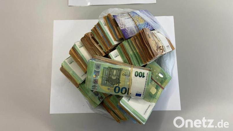 Die Beamten stellten die Geldscheine sicher. Bild: -/Polizepräsidium Niederbayern/dpa