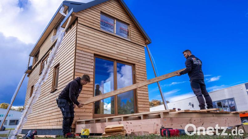 Wer für den Hausbau auf Holz setzen will, muss künftig in Bayern wieder tiefer in die Tasche greifen - denn die staatliche Förderung endet in diesem Jahr. (Symbolbild) Bild: Jens Büttner/dpa