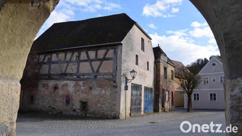 Ein Ortstreff mit Eisdiele und Kiosk: Das kann sich Investor Timo Traeger als neue Nutzung für das alte Feuerwehrhaus in Schmidmühlen vorstellen. Bild: bö
