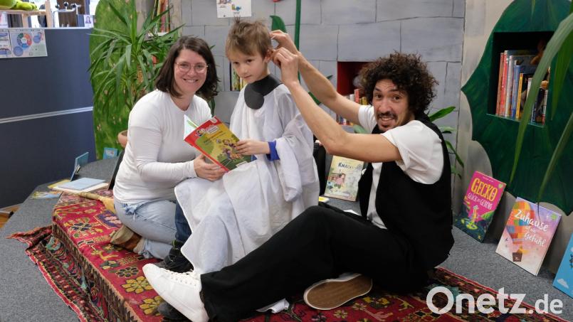 Beim kostenlosen Vorlese-Haarschnitt hatten alle Beteiligten eine Menge Spaß. Damit war das Ziel von Friseur Danny Beuerbach erreicht. Bild: Bäumler