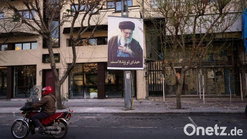 Bei den Angriffen auf den Iran wurde auch Staatsoberhaupt Chamenei getötet. Bild: Vahid Salemi/AP/dpa