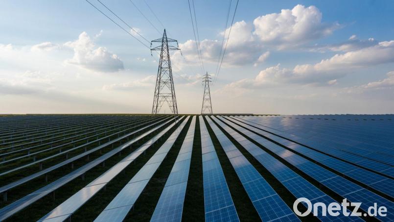 Der Photovoltaikausbau ist in Bayern mehr als in Plan. Stromleitungen und Windkraftanlagen fehlen dagegen noch. Symbolbild: PVMarktplatz/PVMarktplatz/obs
