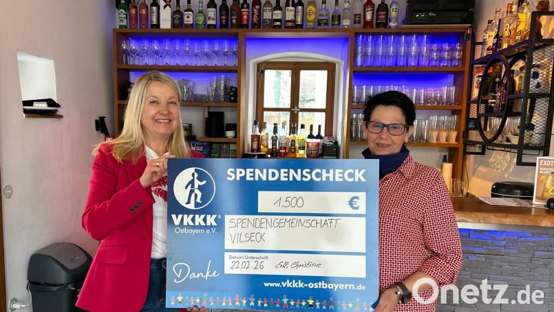 Alexandra Wildner (links) und Christine Ertl bei der Spendenübergabe. Bild: Alexandra Wildner