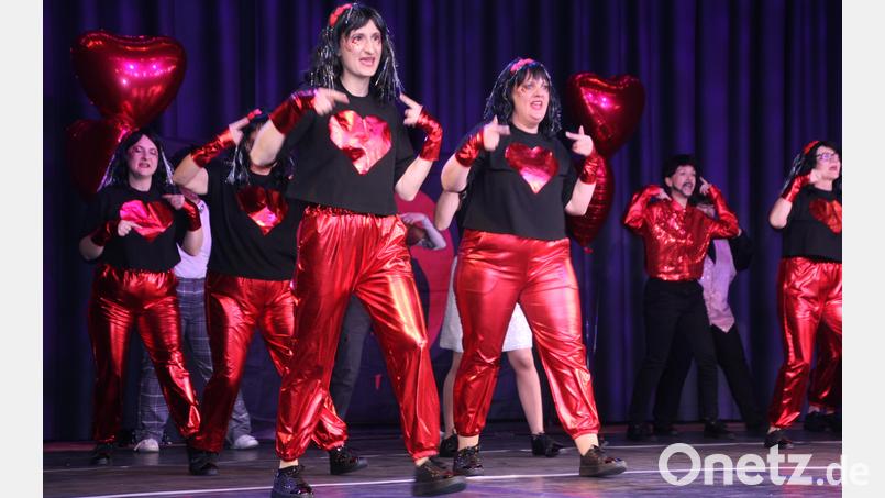 Die "Starlights" Mitterteich traten mit "Die Liebe ist ein seltsames Spiel" an. Bild: Konrad Rosner