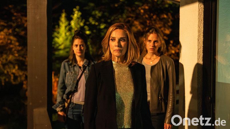 Karola (Désirée Nosbusch, Mitte) bietet den Schwestern Jana (Picco von Groote, rechts) und Verena (Bettina Burchard, links) an, sich um deren Vater zu kümmern. Bild: Susanne Bernhard/ZDF/dpa