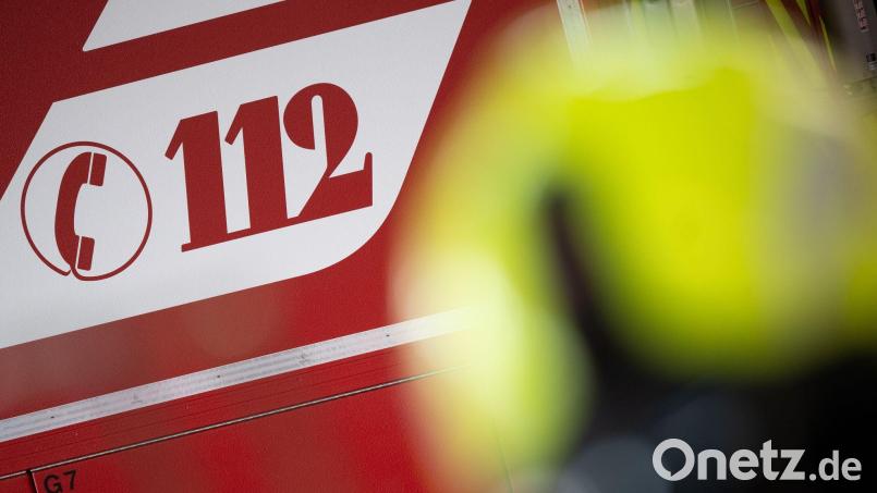 Nach ersten Erkenntnissen brach das Feuer in der Dachgeschosswohnung aus. (Symbolbild) Bild: Sebastian Gollnow/dpa