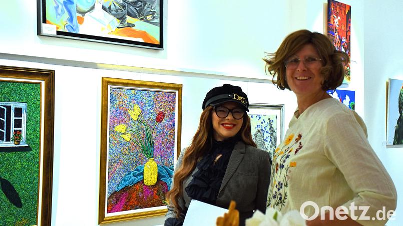 Zur Ausstellungseröffnung schaute sich auch Kerstin Rumswinkel, die Zweite Vorsitzende des Kunstvereins Tirschenreuth, in dem Desislava Dimitrova (links) seit vielen Jahren Mitglied ist, in der Galerie um.. Bild: ubb
