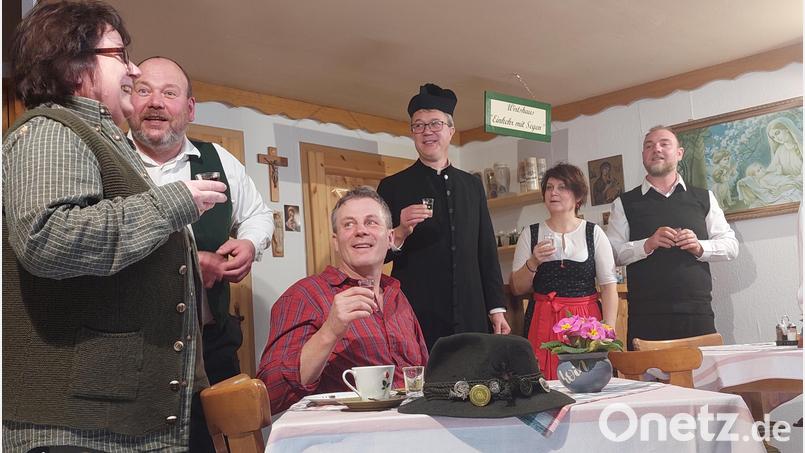 Nach dem Schwank "Wallfahrt und Weihwasser" ist 2024 der letzte Vorhang im Pfarrheim gefallen. Jetzt ist die Theatergruppe Schmidgaden auf der Suche nach jungen männlichen Darstellern und einer neuen Bühne. Archivbild: jua
