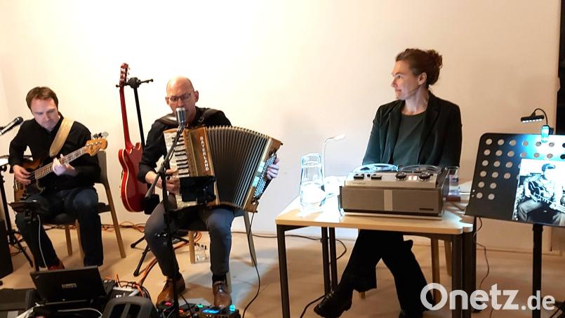 Auf feinfühlige Weise fängt Gerda Stauner in ihrem Roman das Landleben in der Oberpfalz ein, während Adi Spangler und Manfred Mederer mit ihren Elvis-Songs mitreißende Live-Musik bieten. Bild: lg