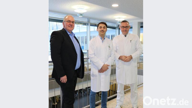 Begrüßung am Klinikum Fichtelgebirge: v. l. n. r. Alexander Meyer (Vorstand), Amid Bakhishef (Abteilungsleiter der Allgemein- und Viszeralchirurgie), Dr. med. Philipp Koehl (Ärztlicher Direktor). Bild: Klinikum Fichtelgebirge / P. Kuniss-Pfeiffer