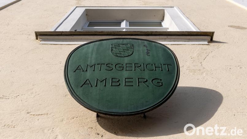 Ein Schöffengericht am Amtsgericht verurteilte ein Ehepaar und dessen Sohn zu Haftstrafen. Die Familie hatte sich der Banden- und gewerbsmäßiger Geldwäsche schuldig gemacht. Die Eltern bekamen müssen je zweieinhalb Jahre in Haft, der Sohn zwei Jahre und zwei Monate. Bild: Armin Weigel/dpa