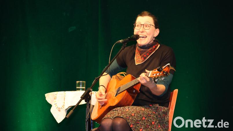 Martina Schwarzmann begeisterte in Speichersdorf mit einem neuen Programm. Bild: rpp