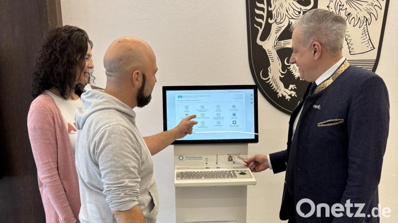Karin Hauser-Dötterl, Leiterin der Hauptverwaltung und Simon Haberkorn, Digitalisierungsbeaufragter, testen zusammen mit Landrat Roland Grillmeier (von links) das neue Bürgerservice-Terminal. Bild: Dominik Göhl, Landratsamt Tirschenreuth