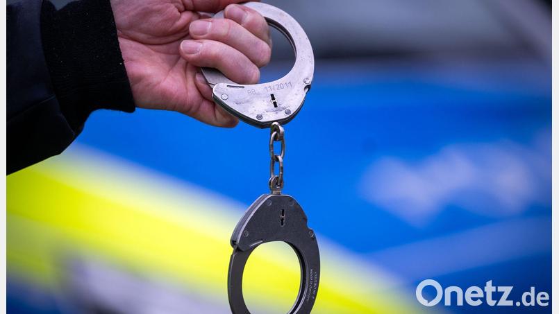 Die Polizei nimmt den Betrunkenen fest. (Symbolbild) Bild: Soeren Stache/dpa