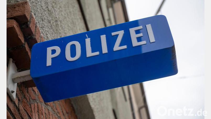 Die Frau gestattete dem vermeintlichen Mitarbeiter Zugriff auf ihr Handy. (Symbolbild) Bild: Peter Kneffel/dpa