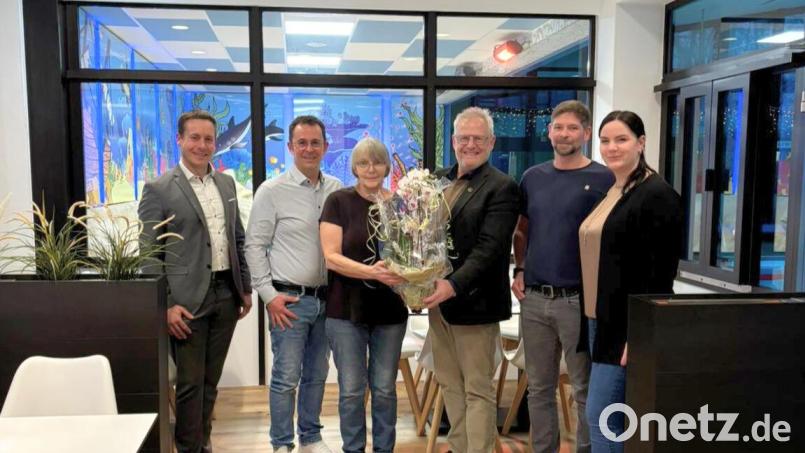 Michael Neidl (Leiter Amt für Finanzen und Schulen, von links), Michael Maget (Bäderleiter), Doris Niebler und Oberbürgermeister Andreas Feller gratulierten Michael und Sabine Schmid zu ihrem Entschluss. Bild: Daniel Weigl, Stadt Schwandorf