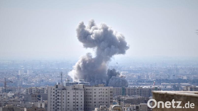 Eine Rauchwolke steigt nach einer Explosion auf. Die Länder USA und Israel haben den Iran angegriffen. (zu dpa: „Klinik im Iran von Rakete getroffen“) Bild: Vahid Salemi/AP/dpa