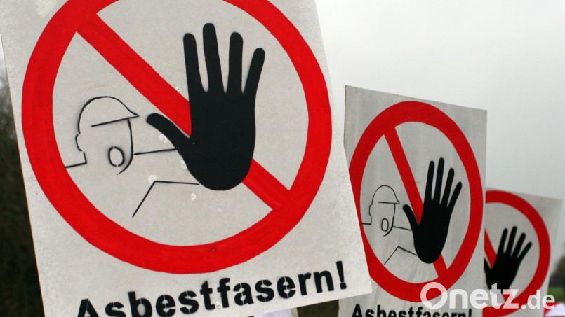 Asbest ist gesundheitsgefährdend und kann Krebs auslösen, deshalb gelten beim Umgang mit belasteten Baustoffen größte Vorsicht geboten. Ein möglicher Verstoß gegen entsprechende Vorschriften ist jetzt Thema vor dem Schwandorfer Amtsgericht. Bild: dpa/Daniel Bockwoldt