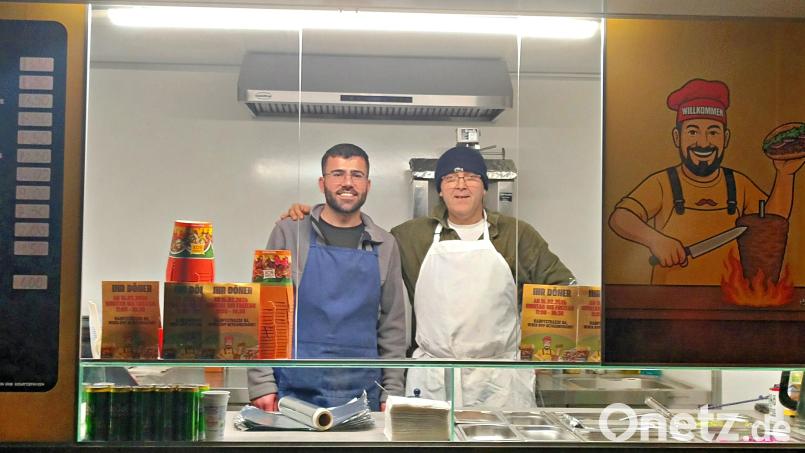 Kamiran Khaleel(l.) und Muhammed Keskin(r.) verkaufen gemeinsam Döner und andere türkische Speisen in Neukirchen. Bild: Valerie Preiß