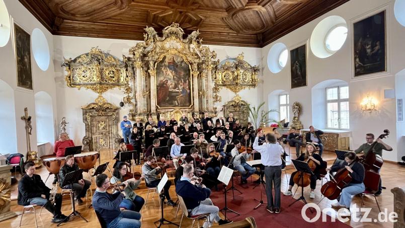 Die Amberger Chorgemeinschaft und das Sinfonieorchester Bohemia Prag bei einer Probe für das Konzert „Concerto di Musica Sacra". Bild: Jana Müller/exb
