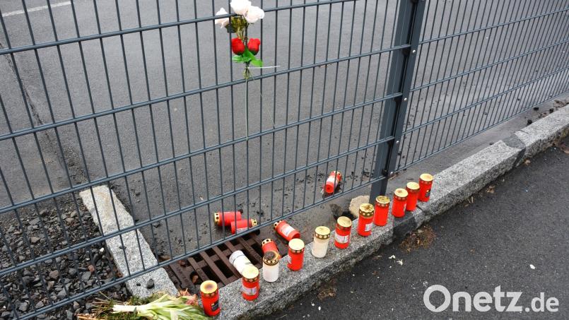 Nahe der Unfallstelle an der Martin-Zehendner-Straße in Mitterteich erinnern Kerzen und Blumen an den tragischen Tod eines 59-jährigen Fußgängers. Der Mann war am 21. Januar infolge eines noch immer ungeklärten Unfalls ums Leben gekommen. Bild: jr
