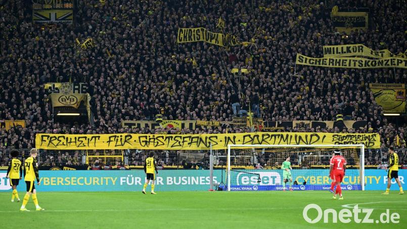 Die Dortmunder Fans solidarisierten sich mit den Bayern-Anhängern. Die Polizei gibt ein Update zu den Ermittlungen. Bild: Federico Gambarini/dpa