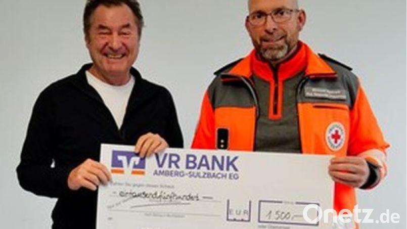 Siegfried Schröpf, Inhaber und Geschäftsführer von Grammer Solar (links), überreichte First-Responder-Standortleiter Michael Reimelt eine Spende über 1500 Euro. Bild: Grammer Solar