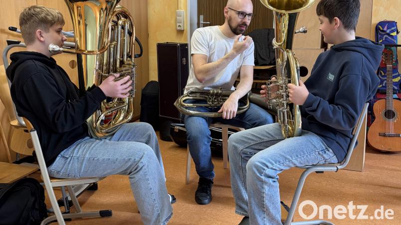 Gar nicht so leicht, einer Tuba Töne zu entlocken – selbst dann nicht, wenn einem Sebastian Wendl (Mitte) erklärt, wie das am besten funktioniert. Bild: Michael Kranl