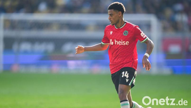 Melkamu Frauendorf (hier im Trikot von Hannover 96 II) wurde nach Angaben der Kickers Offenbach und der Stuttgarter Kickers rassistisch beleidigt. (Archivbild) Bild: Robert Michael/dpa