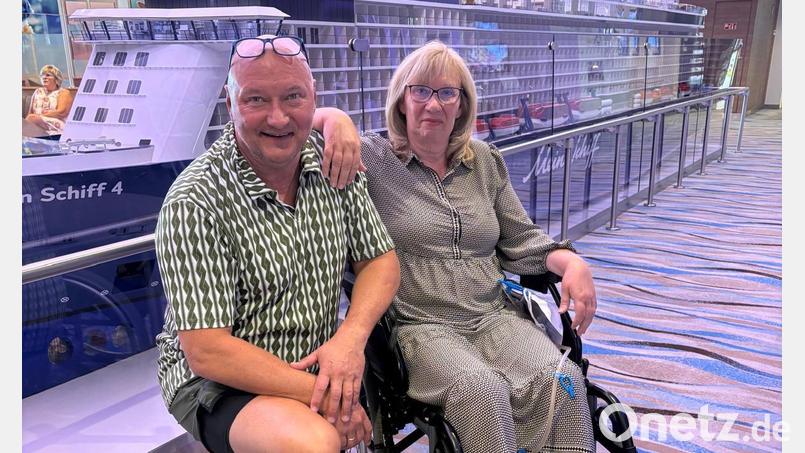 Gerhard und Manuela Kreutzer auf der "Mein Schiff 4". Seit Samstag liegt das Kreuzfahrtschiff im Hafen von Abu Dhabi. Nach einem Sturz und einem Oberschenkelhalsbruch sitzt Manuela Kreutzer im Rollstuhl. Bild: Gerhard Kreutzer/privat