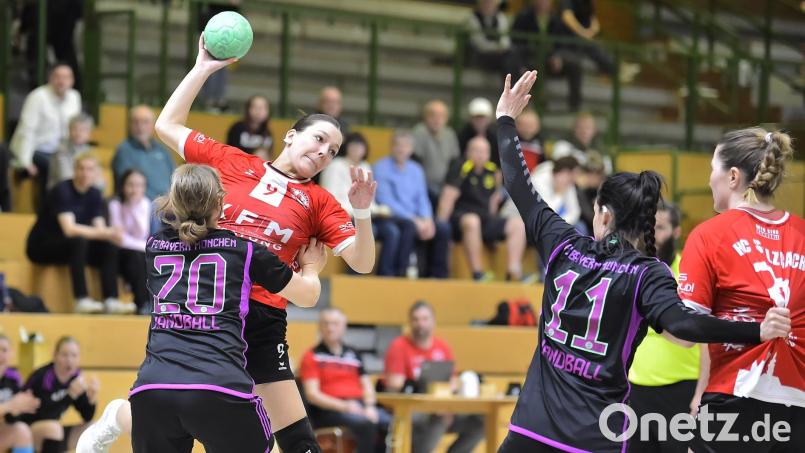 Sophie Last (2.v.l.) vom HC Sulzbach-Rosenberg setzt sich stark gegen ihre Gegenspielerin aus München durch. Bild: Hubert Ziegler