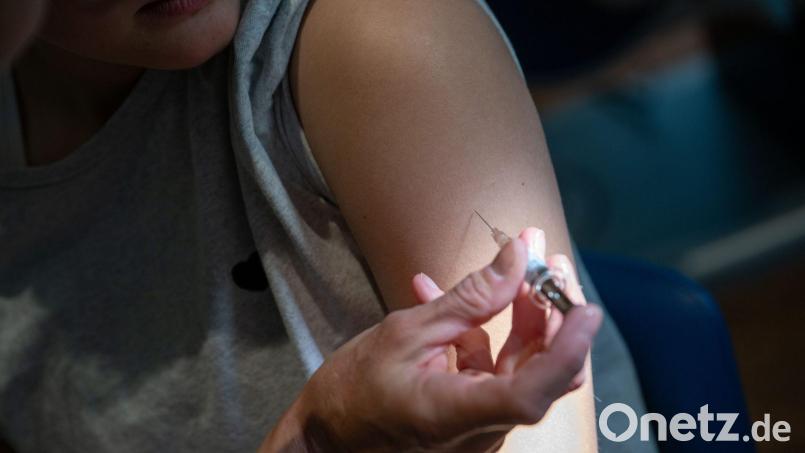 Die Ständige Impfkommission empfiehlt deshalb eine Impfung für alle Mädchen und Jungen zwischen 9 und 14 Jahren. (Symbolbild) Bild: Stefan Puchner/dpa