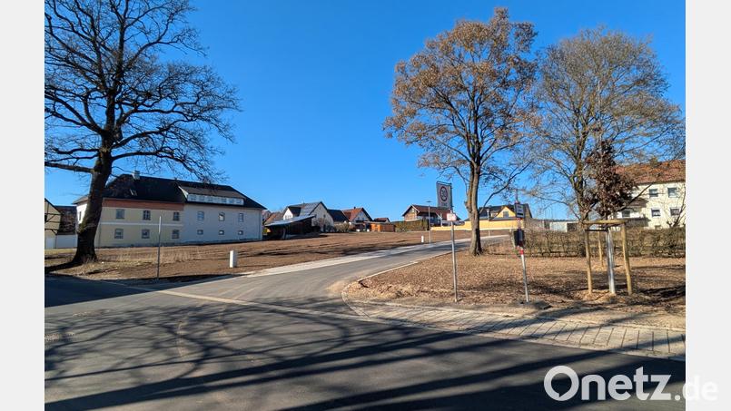 Neun Bauparzellen sollen auf der Kasperwolfwiese in Kondrau entstehen. Bestehende Gebäude sind in den Bebauungsplan mit einbezogen, etwa das Mehrfamilienhaus (rechts) oder das Anwesen (links) mit dem Domizil des Vereins Club-Haus Kondrau. Bild: Paul Zrenner