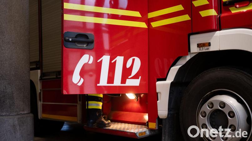 Feuerwehrleute rückten am Mittag zu einem Brand in einer Autowerkstatt in Niederbayern aus. (Symbolbild) Bild: Niklas Treppner/dpa