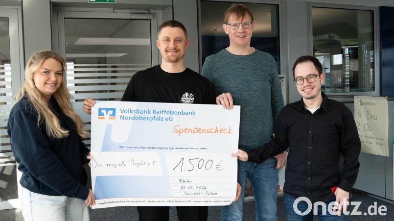 Claudia Moser (links), Martin Maier (Dritter von links) und Florian Bindl (rechts) übergaben die Spende an Sozialarbeiter Benjamin Kahnes vom Verein "Das Magische Projekt". Bild: Gabi Schönberger